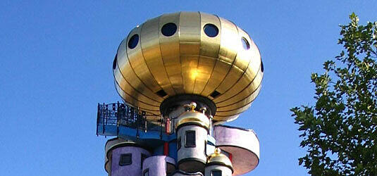 Hundertwasserturm der Brauerei Kuchelbauer, Foto: Dede2 Wikipedia