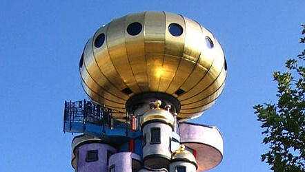 Hundertwasserturm der Brauerei Kuchelbauer, Foto: Dede2 Wikipedia Hundertwasserturm der Brauerei Kuchelbauer, Foto: Dede2 Wikipedia