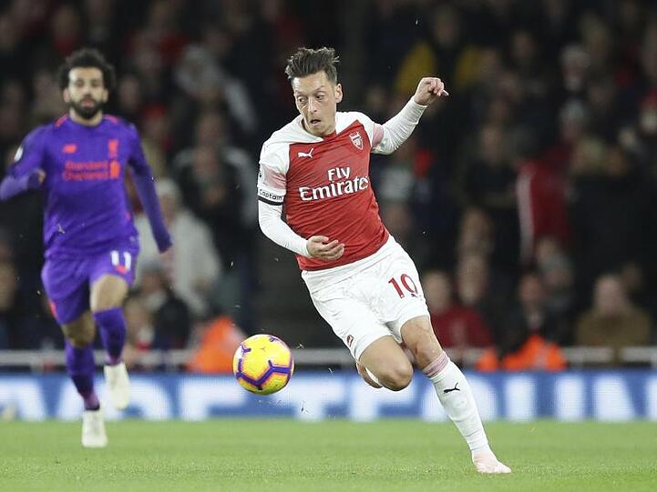 An diesem Wochenende könnte Mesut Özil (r) wieder auf dem Fußballplatz stehen.