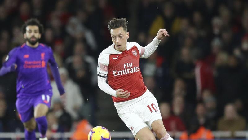 An diesem Wochenende könnte Mesut Özil (r) wieder auf dem Fußballplatz stehen. An diesem Wochenende könnte Mesut Özil (r) wieder auf dem Fußballplatz stehen.