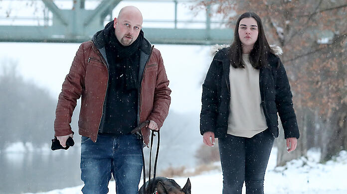 Die AZ trifft Züchter Dominik Stangl mit seiner Tochter Aaliyah und der treuen Schäferhündin Hedda (6) bei einem Spaziergang. "Hunde brauchen von ihrem Wesen und Charakter her unterschiedlich viel Auslastung", sagt der Züchter.