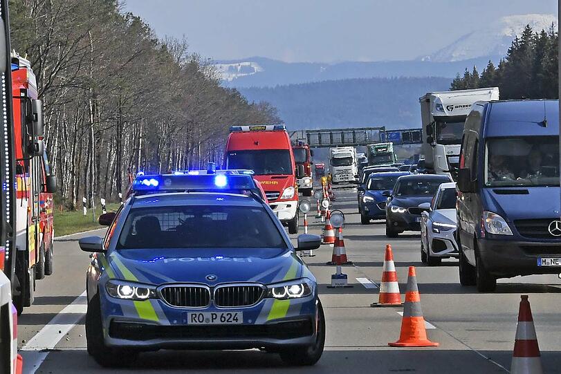 Ein 31-jähriger Münchner kam mit seinem Mercedes Sprinter aus noch ungeklärter Ursache nach rechts von der Fahrbahn ab.
