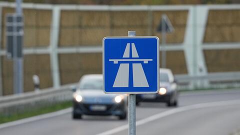 Die A7 ist an der Grenze von Hessen zu Bayern in Richtung Würzburg am Morgen zunächst gesperrt.