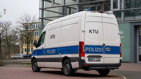 Die Polizei fahndete öffentlich mit Fotos nach dem Tatverdächtigen.