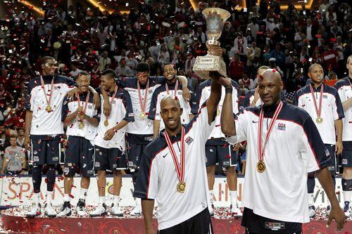 Die NBA-Superstars Chauncey Billups (l.) and Lamar Odom (r.) halten den WM-Pokal in ihren Händen.