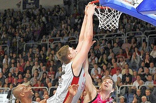 Hitziges Duell: Tibor Pleiß blieb klarer Sieger gegen Chris Ensminger (rechts).