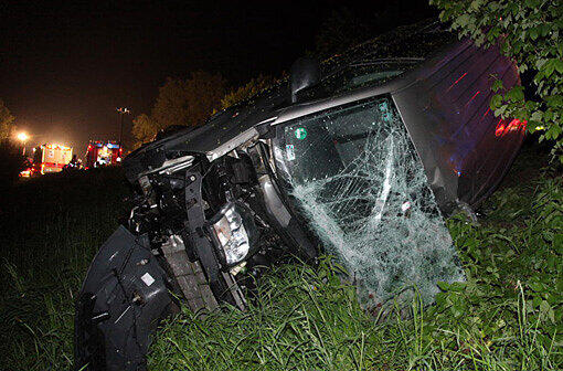 Schwerer Verkehrsunfall bei einem Überholmanöver auf der B12: die Bilder.