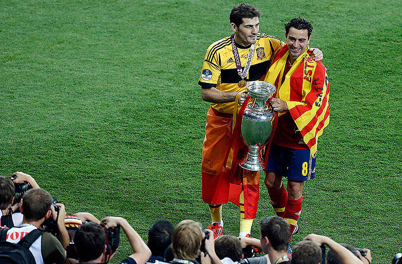 Xavi Hernandez (rechts) and Iker Casillas mit dem EM-Pokal - nach dem Sieg der Spanier im Finale gegen Italien.