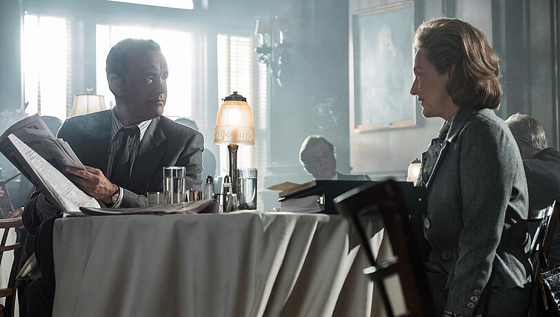Setzten wir jetzt mal alles auf Spiel? Ja! Tom Hanks als Chefredakteur Ben Bradlee und Meryl Streep als seine Verlegerin Kay Graham. Setzten wir jetzt mal alles auf Spiel? Ja! Tom Hanks als Chefredakteur Ben Bradlee und Meryl Streep als seine Verlegerin Kay Graham.