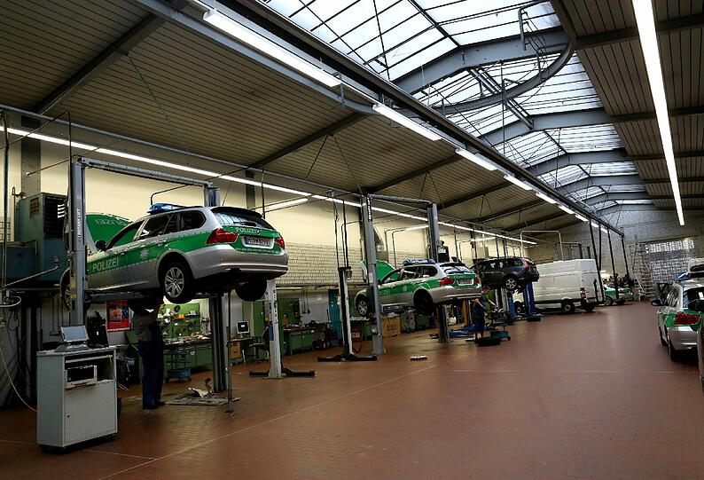 Licht defekt? Reifenwechsel? Neue Technik einbauen? In der Werkstatt werden die Polizeifahrzeuge instandgehalten.