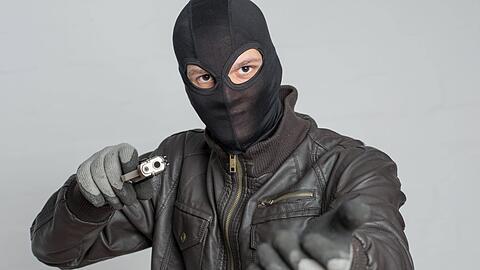 Der maskierte Täter hat mit einer Pistole bewaffnet einen Pizza-Lieferdienst überfallen. (Symbolbild)