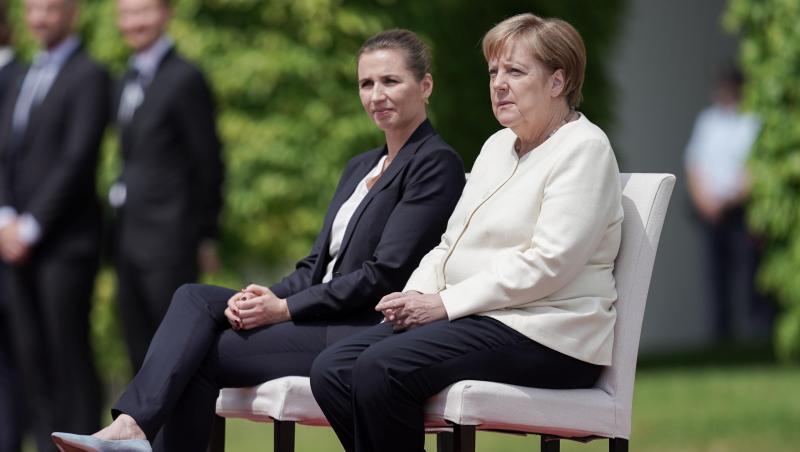 Während der Nationalhymnen: Bundeskanzlerin Angela Merkel sitzt neben der dänischen Ministerpräsidentin Mette Frederiksen. Während der Nationalhymnen: Bundeskanzlerin Angela Merkel sitzt neben der dänischen Ministerpräsidentin Mette Frederiksen.