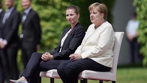 Während der Nationalhymnen: Bundeskanzlerin Angela Merkel sitzt neben der dänischen Ministerpräsidentin Mette Frederiksen.
