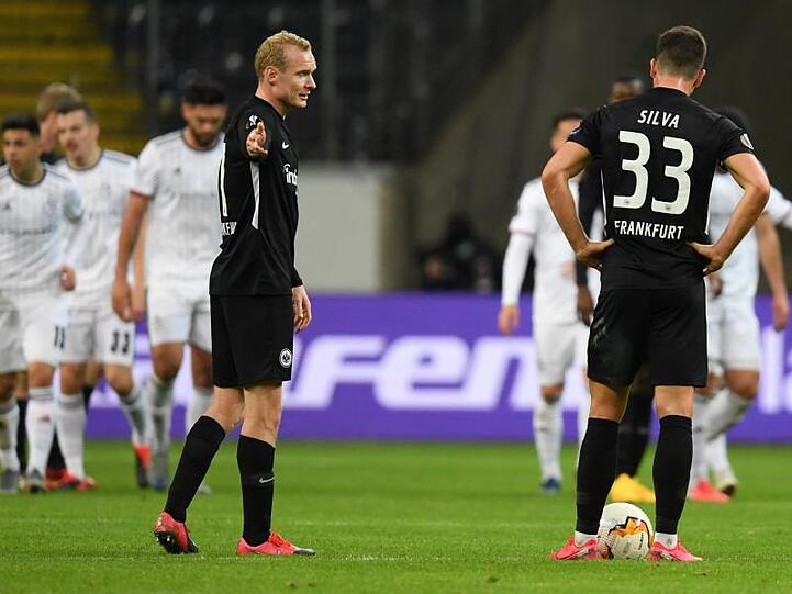Sebastian Rode (l) und Andre Silva hatten mit Eintracht Frankfurt im Geisterspiel gegen den FC Basel das Nachsehen.
