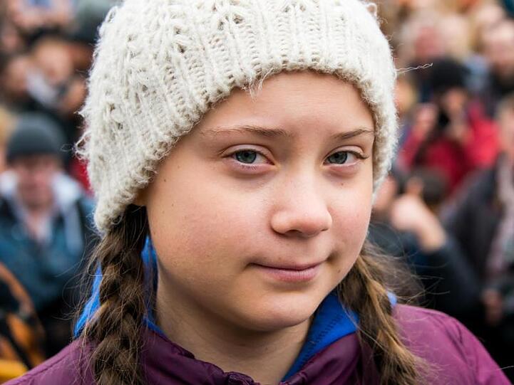 Die Klimaaktivistin Greta Thunberg wird mit einer Goldenen Kamera geehrt.