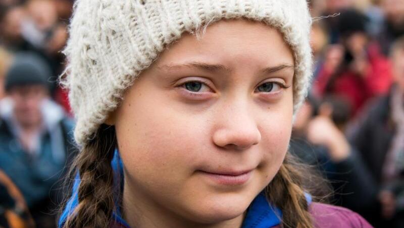 Die Klimaaktivistin Greta Thunberg wird mit einer Goldenen Kamera geehrt. Die Klimaaktivistin Greta Thunberg wird mit einer Goldenen Kamera geehrt.