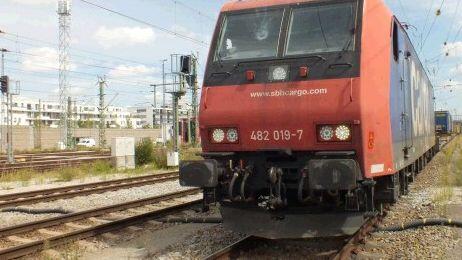 Wegen einer plötzlichen Weichenumstellung entgleist die Rangierlok in Laim.
