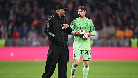 Trainer Vincent Kompany wird auch in Bergamo auf Torh&uuml;ter Jonas Urbig (r) setzen.