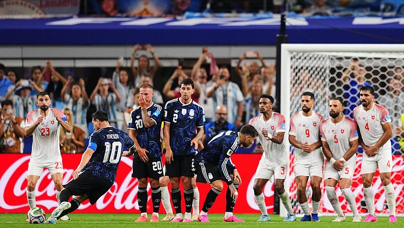 Lionel Messi trifft per Freisto&szlig; gegen Jordanien.