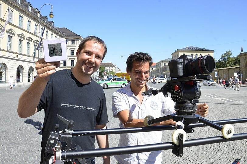 Keine Chance auf Schatten! Ingo Deubner und Nico Tavali sind für eine englische Filmproduktionsfirma unterwegs und drehen Zeitraffer-Aufnahmen von Plätzen in der Innenstadt.
Als sie ihr Equipment auf dem Odeonsplatz aufbauen, stehen 35 Grad auf dem Thermometer. &bdquo;Die Bilder werden bestimmt klasse&ldquo;, sagen die beiden. Der Sonnenbrand sicher auch. Keiner von beiden hat sich mit Sonnencreme eingeschmiert...