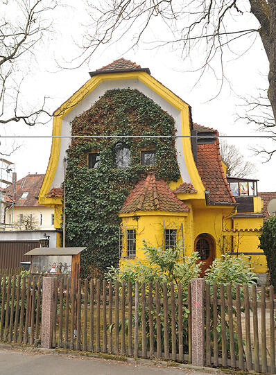 Wie ein verwunschenes Schloss: Ein altes Häuslein in der Pasinger Villenkolonie nördlich vom Bahnhof.