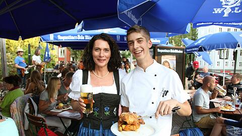 Michaela Tabertshofer und Hans Stadtmüller servieren weiterhin Hendl und Haxn &ndash; Steckerlfisch gibt&rsquo;s (erstmal) nicht.