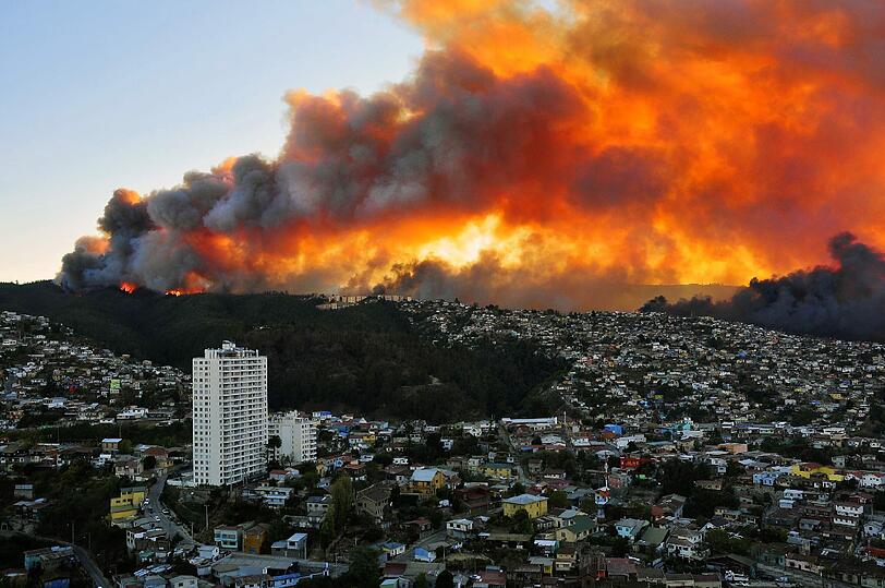 Eine Feuerwalze hat in der chilenischen Hafenstadt
Valparaíso mehrere Menschen das Leben gekostet und schwere Schäden
angerichtet. Seit Samstagnachmittag wütet der Großbrand. Bislang
kamen vier Menschen ums Leben