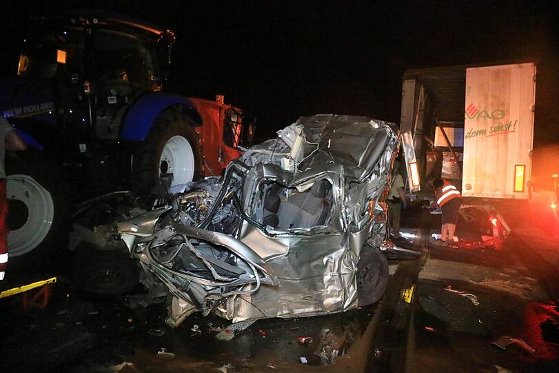 Es grenzt an ein Wunder, dass der Fahrer des Transporters diesen Unfall überlebt hat.