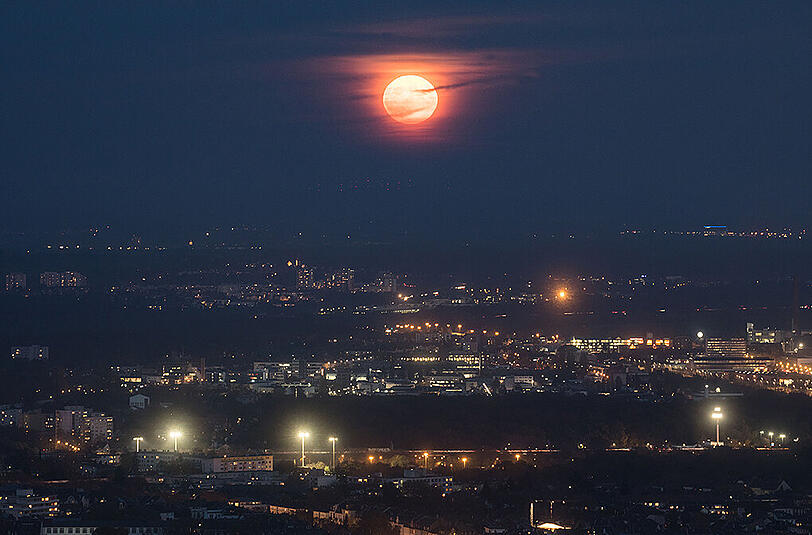 Der Supermond vom Frankfurter Maintower aus gesehen.