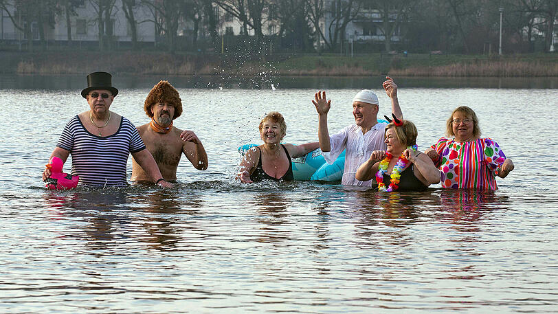 Die "Berliner Seehunde" beim Neujahrsschwimmen im Orankesee.