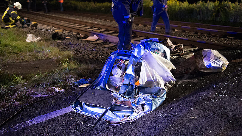 Das Auto wurde bei dem Zusammenprall rund 20 Meter weit geschleudert. Foto: Rainer Jensen