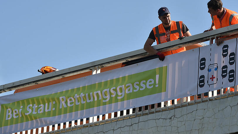 Missachtungen der Rettungsgasse werden seit 1.11. stärker bestraft.