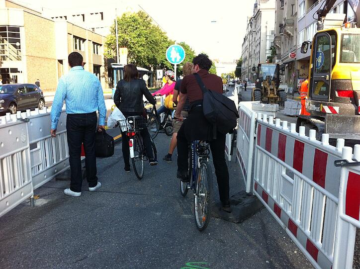 ... bis zur nächsten Engstelle. Hier führen der provisorische Radler- und Fußgängerweg zusammen...