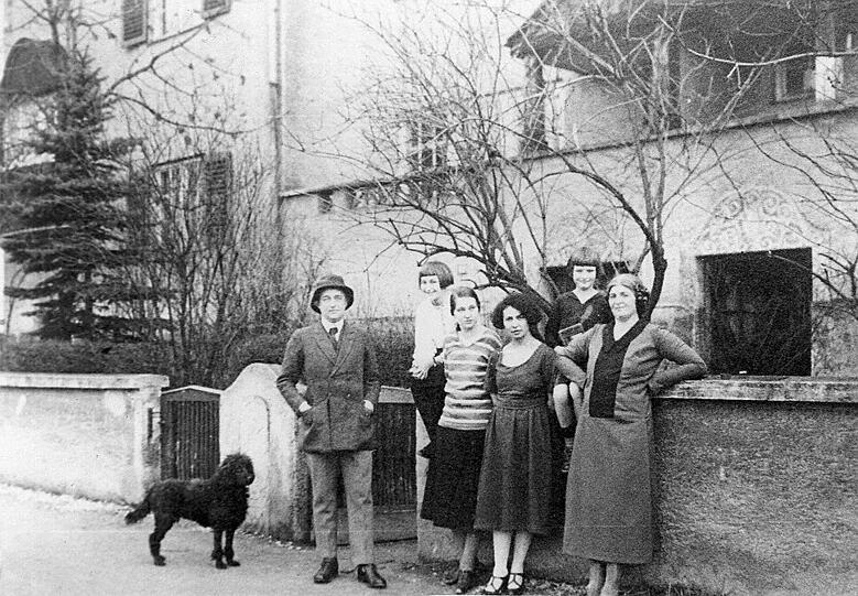 Fritz Reck-Malleczewen mit seiner Familie vor seinem Haus in Pasing, das heute noch steht.