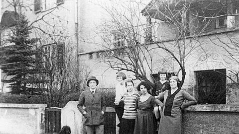 Fritz Reck-Malleczewen mit seiner Familie vor seinem Haus in Pasing, das heute noch steht.