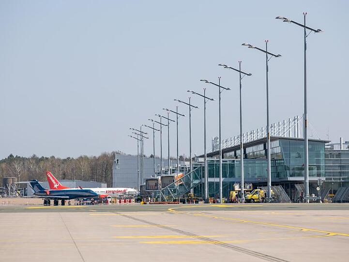 Eine Maschine steht auf dem Rollfeld am Albrecht Dürer Flughafen Nürnberg. Foto: Daniel Karmann/dpa/Symbolbild