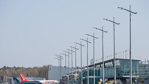 Eine Maschine steht auf dem Rollfeld am Albrecht Dürer Flughafen Nürnberg. Foto: Daniel Karmann/dpa/Symbolbild