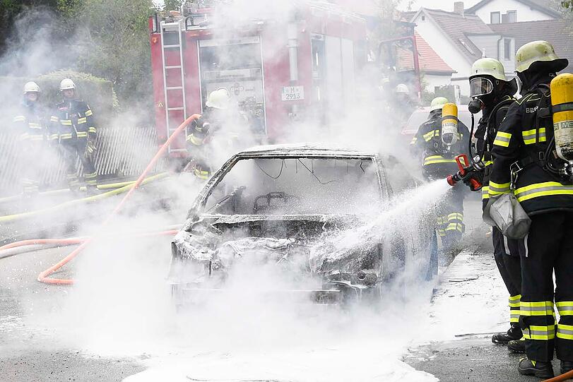 Technischer Defekt: In der Hilsbacher Straße ist ein Peugeot 307 ausgebrannt.