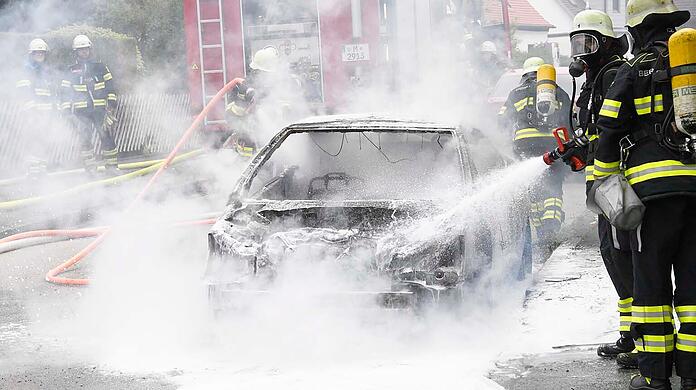 Technischer Defekt: In der Hilsbacher Straße ist ein Peugeot 307 ausgebrannt.