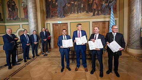 Da ist das Ding: Klaus Holetschek, Markus Söder, Hubert Aiwanger und Florian Streibl mit dem Koalitionsvertrag.