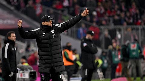 Bayerns Trainer Thomas Tuchel ruft Spielern Anweisungen zu.