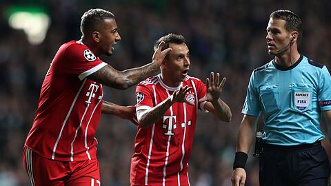 Die früheren Bayern-Profis Jerome Boateng (l-r) und Rafinha diskutieren mit Schiedsrichter Danny Makkelie.