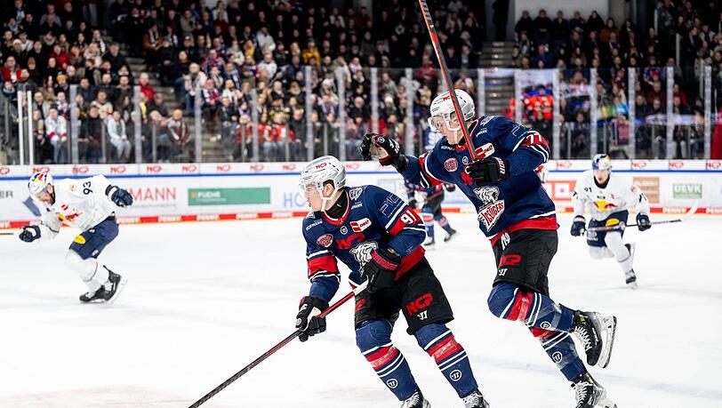 Jeremy McKenna (vorne) und Will Graber im Spiel gegen den EHC Red Bull München Mitte Februar.