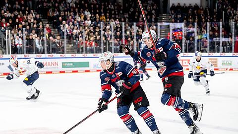 Jeremy McKenna (vorne) und Will Graber im Spiel gegen den EHC Red Bull München Mitte Februar.