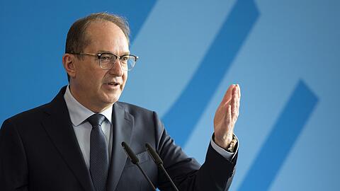 Alexander Dobrindt (CSU), Bundesinnenminister, spricht während eines Pressestatements. (Archivbild)