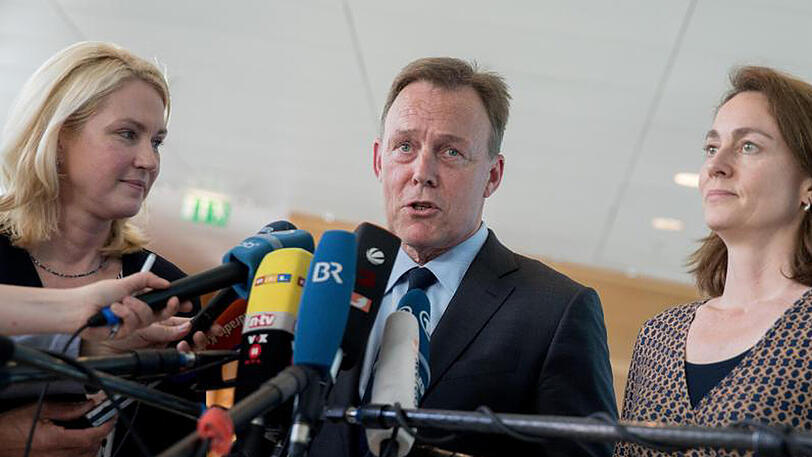 Familienministerin Schwesig (L), der SPD-Fraktionschef Oppermann und Generalsekretärin Barley präsnetieren Auszüge des SPD-Wahlprogramms.