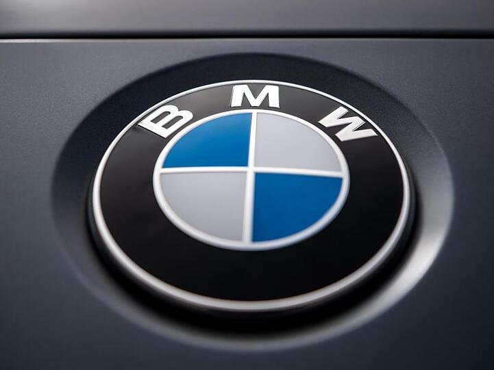 Das Logo des Münchner Autobauers BMW ist auf einem Auto zu sehen. Foto: Sina Schuldt/Archivbild