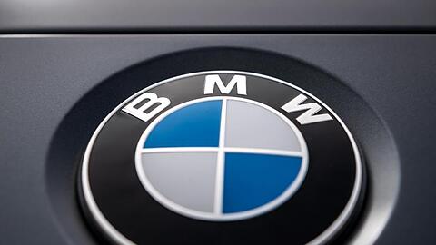 Das Logo des Münchner Autobauers BMW ist auf einem Auto zu sehen. Foto: Sina Schuldt/Archivbild