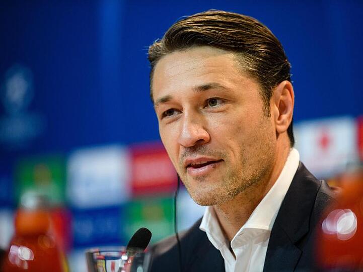 Trainer Niko Kovac vom FC Bayern München sitzt auf dem Podium. Foto: Matthias Balk/Archiv