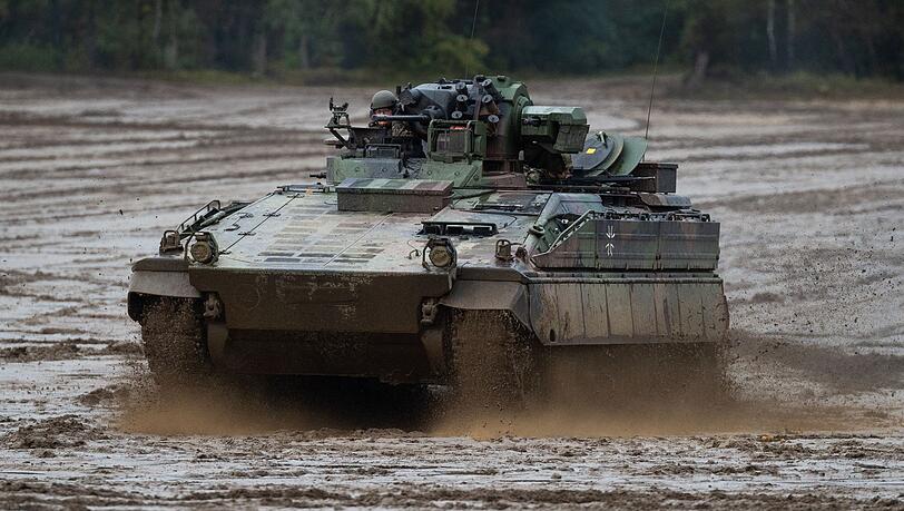 Ein Schützenpanzer der Bundeswehr vom Typ Marder fährt über einen Übungsplatz.